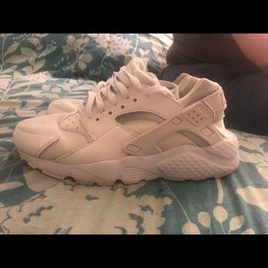 White Nike Huaraches